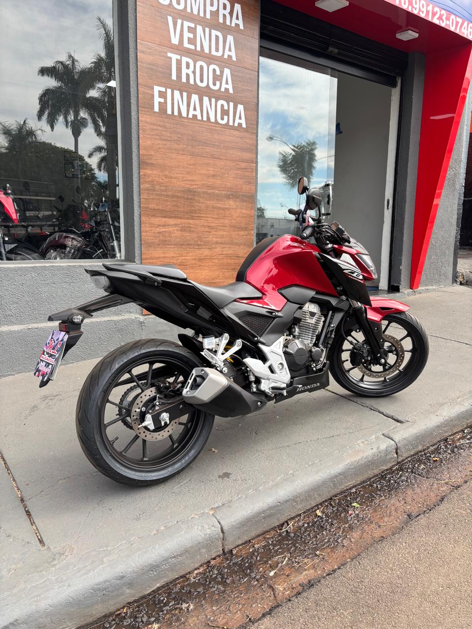 Moto Honda CB 300F