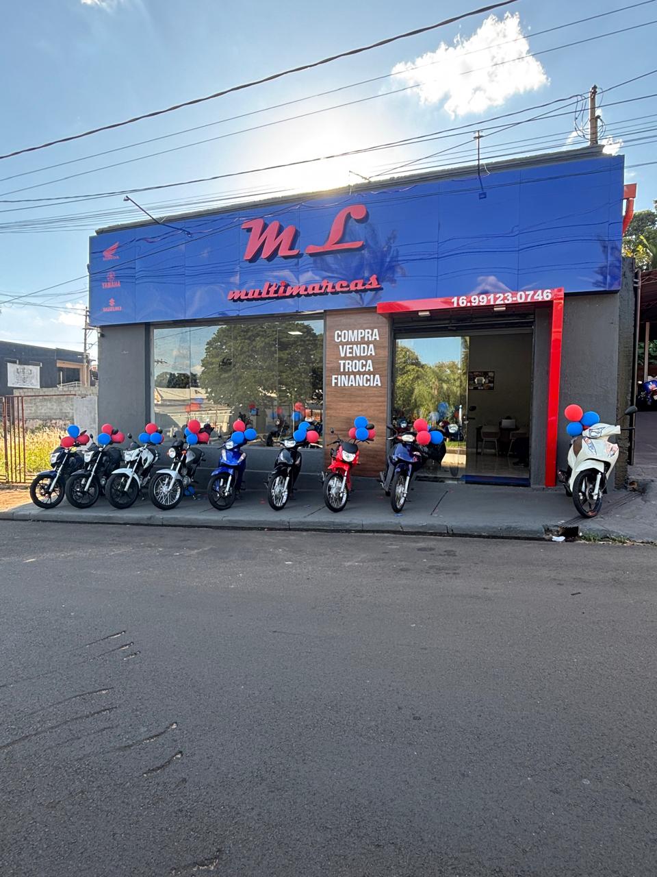 Moto esportiva azul e preta em destaque